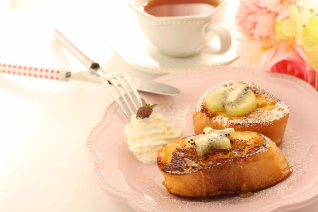Rabanada com kiwi enfeitando
