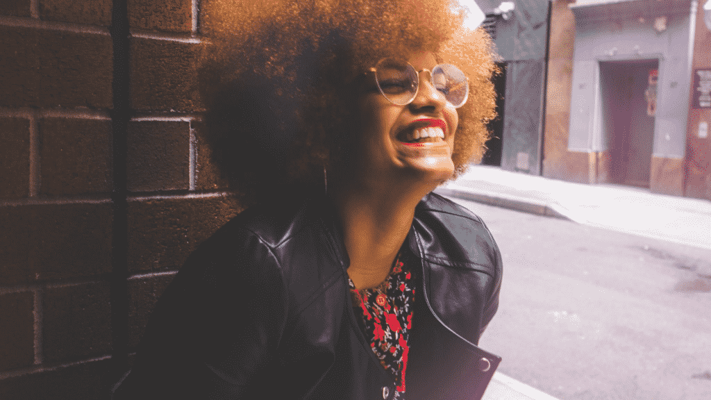 Mulher de óculos sorridente na rua