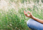 Pessoa meditando em um campo de flores