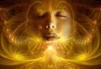 Imagem de muitas luzes na cor amarela e ao fundo o rosto de uma mulher, é uma imagem mágica, trazendo uma fantasia lúdica para representar as dimensões do mundo espiritual.