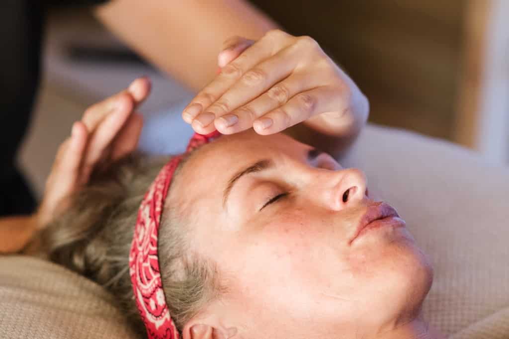 Mulher em sessão de Reiki.