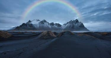Arco-íris atravessando montanhas
