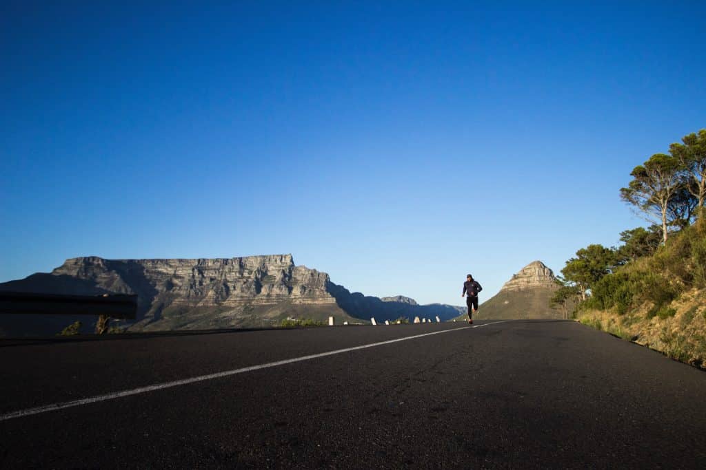 Homem correndo em uma estrada