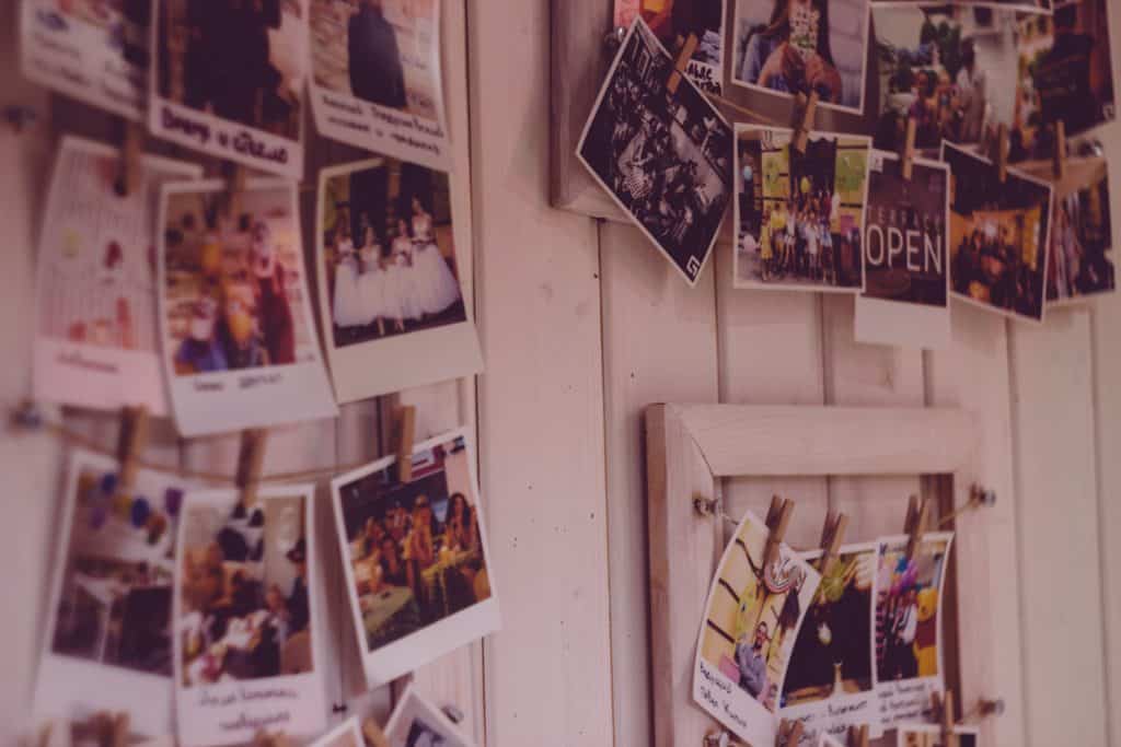 Fotos polaroide em uma parede