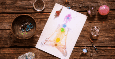 Pintura dos chakras no desenho de uma corpo humano