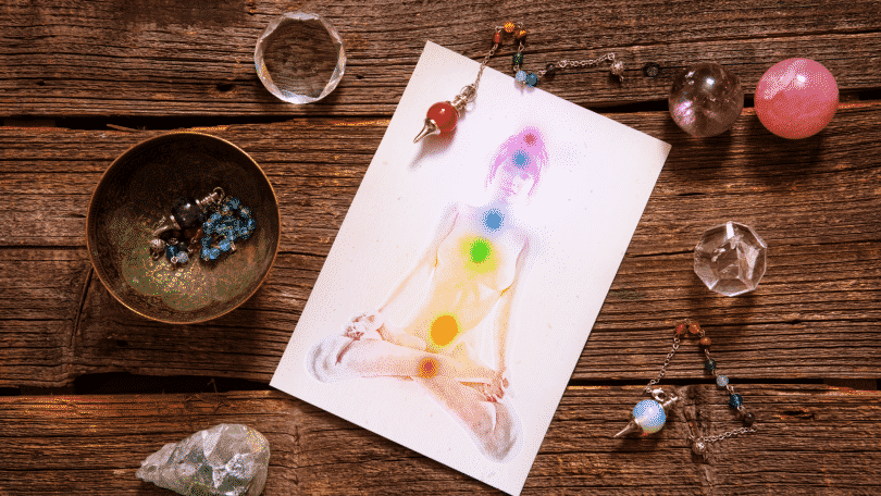 Pintura dos chakras no desenho de uma corpo humano