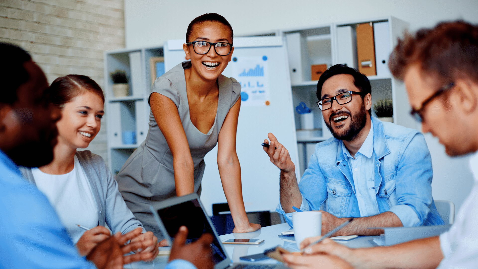 Colegas de trabalho conversando animados