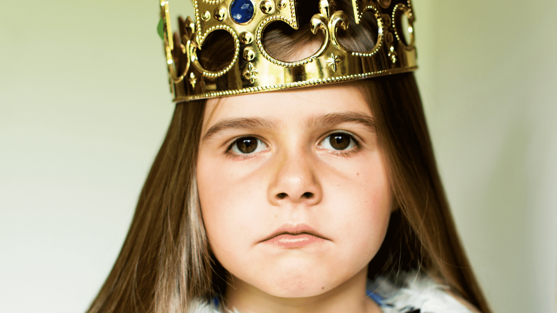 Garota brava usando uma coroa de rainha