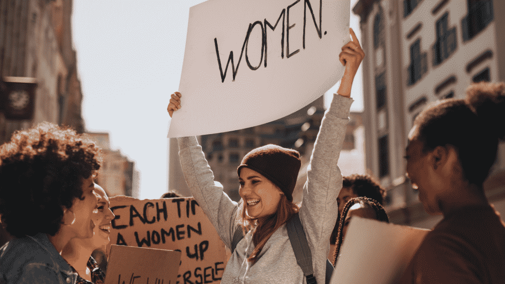 Mulheres feministas juntas sorrindo protestando nas ruas