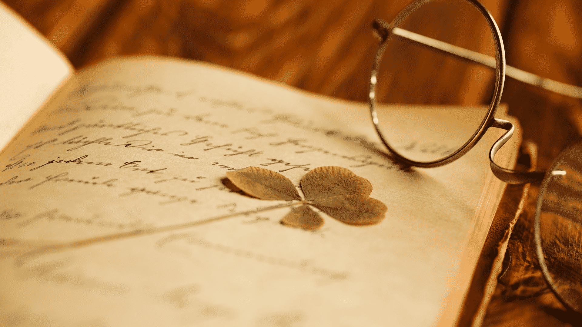 Paginas abertas de um livro de poesias com um óculos sobre ele