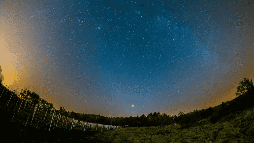 Foto do céu estrelado e de Vênus