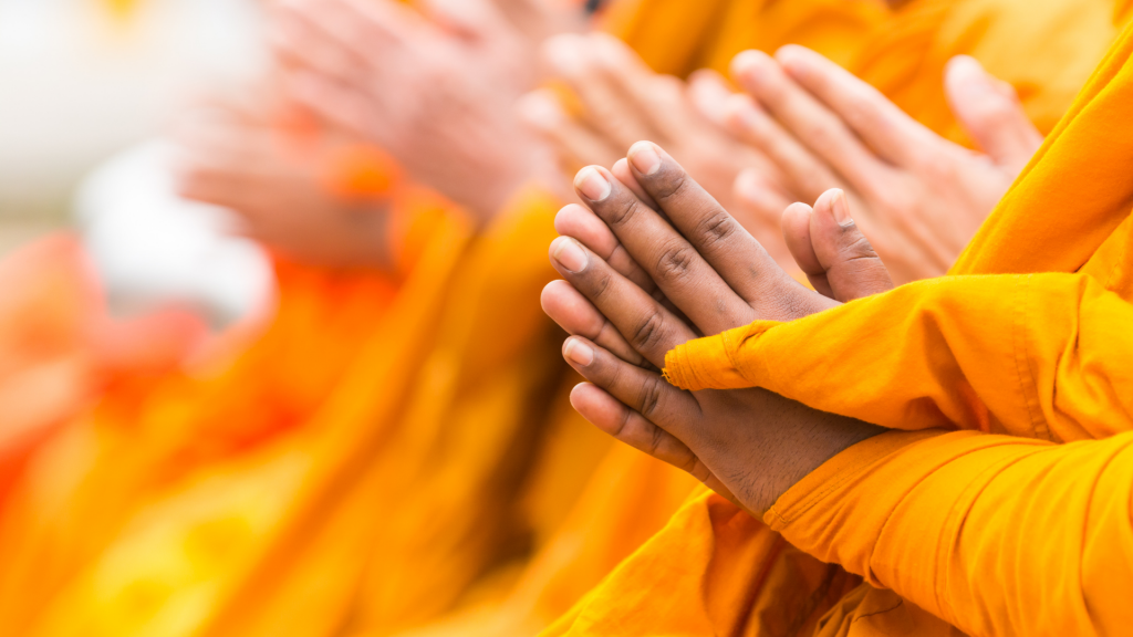 Mãos de monges meditando