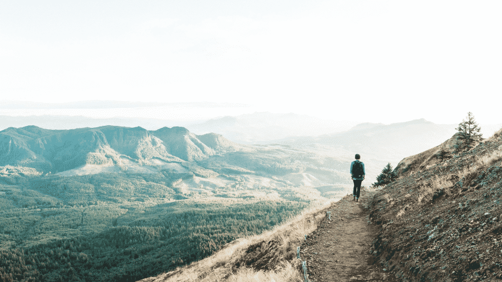 Homem caminhando sobre montanha