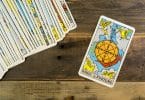 Cartas de tarot sobre mesa de madeira.