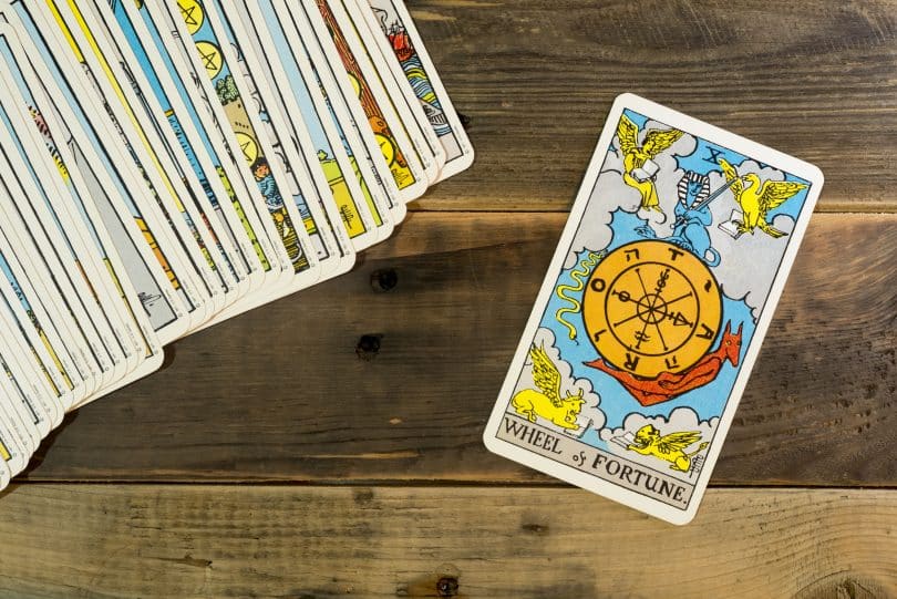 Cartas de tarot sobre mesa de madeira.