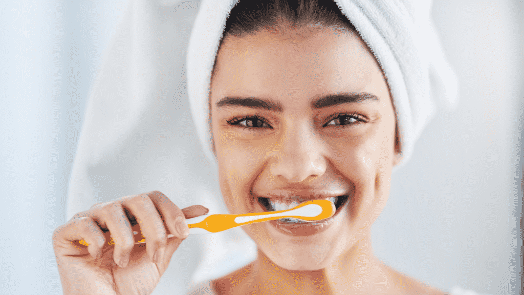 Imagem de uma mulher escovando os dentes