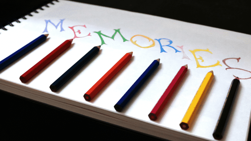Caderno com a palavra "memória" escrita em inglês com lápis de cor.