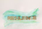 Palavra "resilience" escrito em dourado.