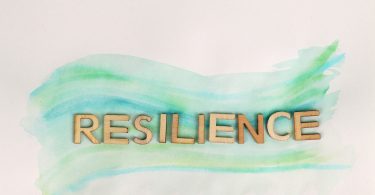 Palavra "resilience" escrito em dourado.