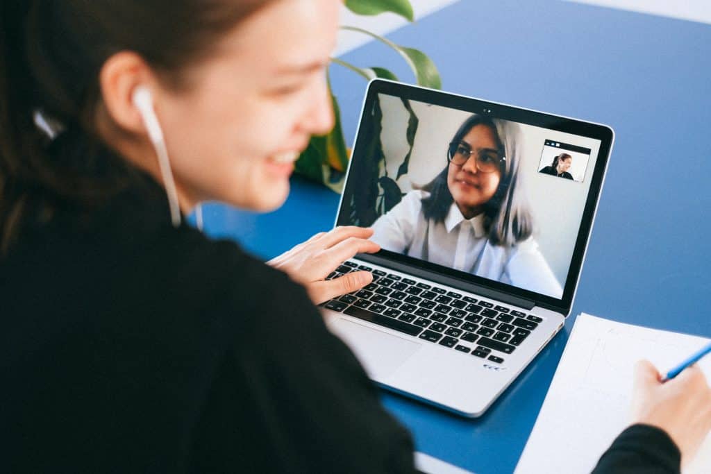 Duas amigas conversando por chamada de vídeo