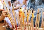 Imagem de vários incensos acesos