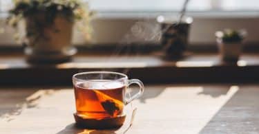 xícara de chá sob a luz do Sol