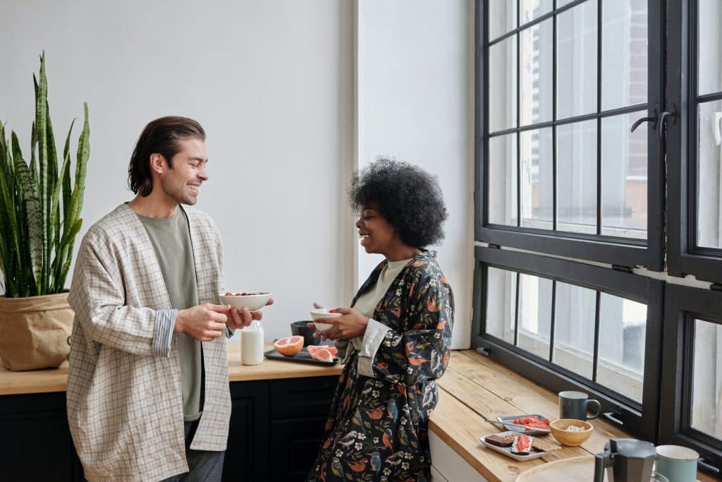 Homem e mulher conversando na cozinha