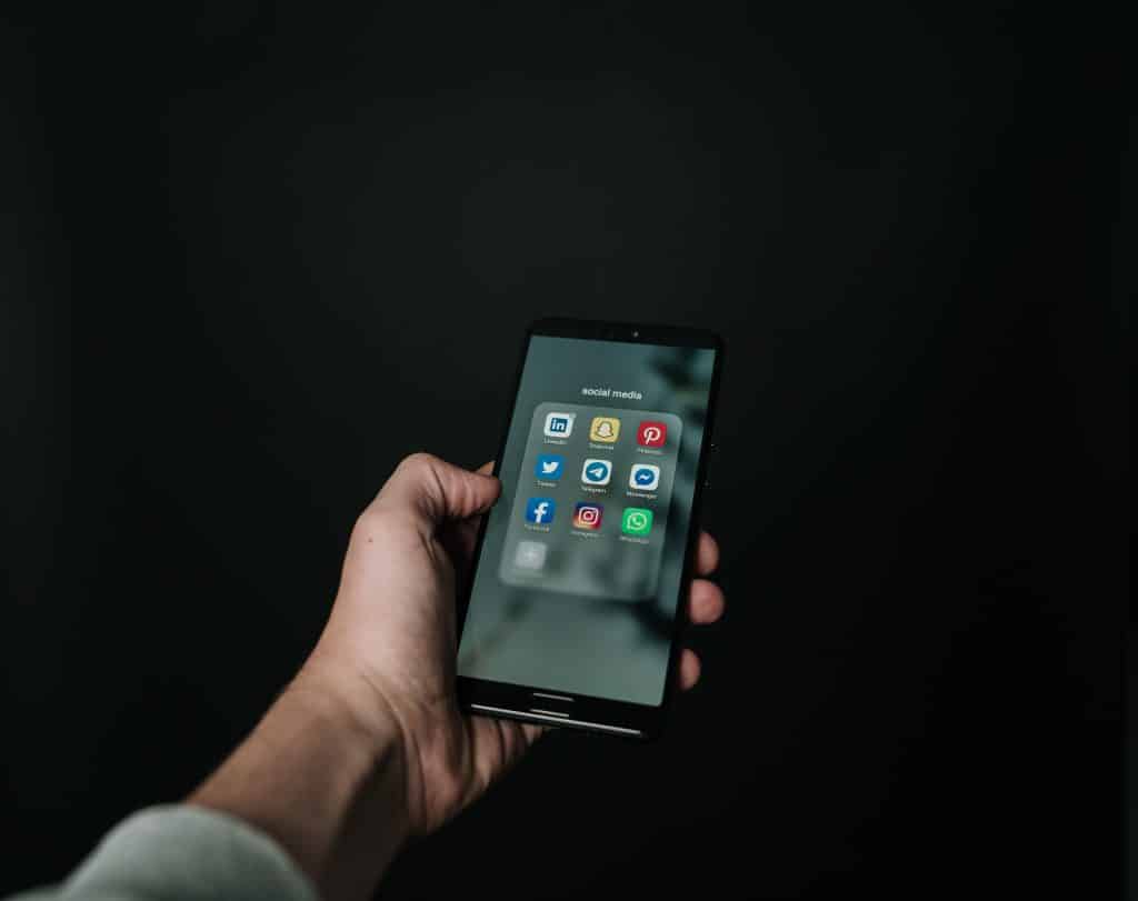 Celular ligado apresentando várias redes sociais