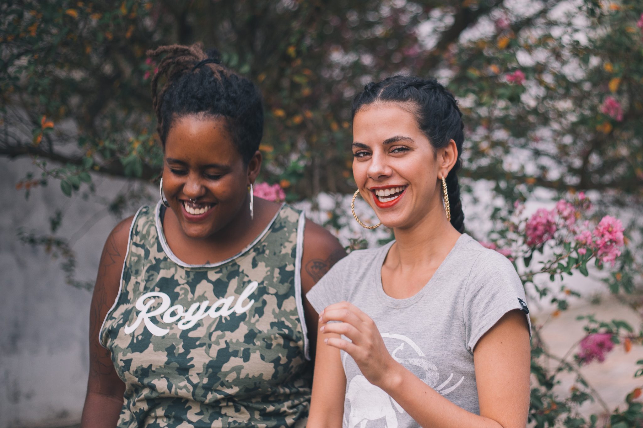 Duas mulheres sorrindo uma ao lado da outra