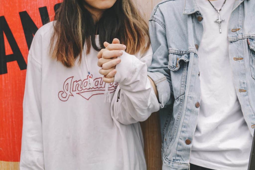 Homem e mulher de mãos dadas