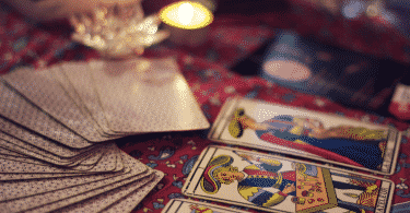 Mesa com cartas de tarot