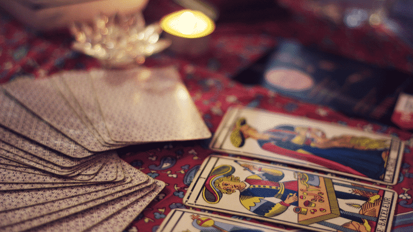 Mesa com cartas de tarot