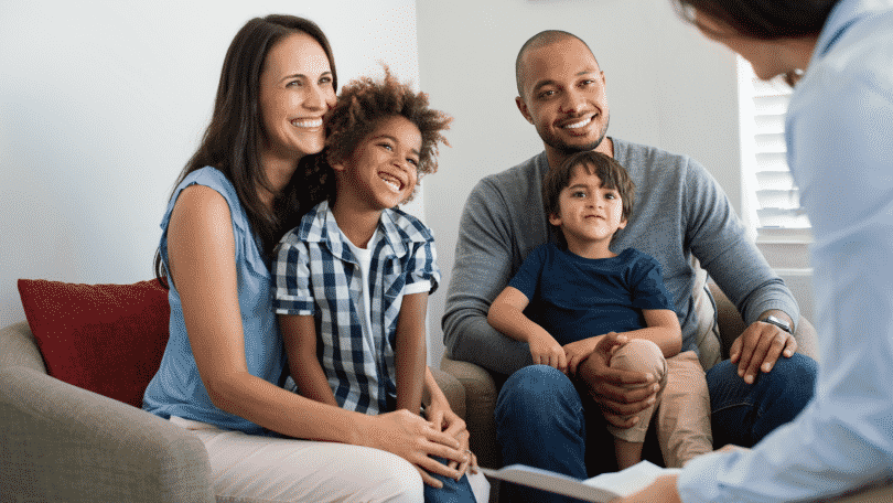 Familia fazendo terapia familiar