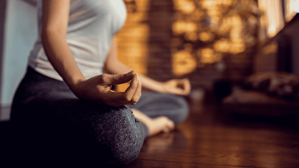 Mulher meditando em casa