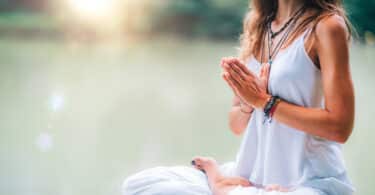 Mulher praticando meditação.