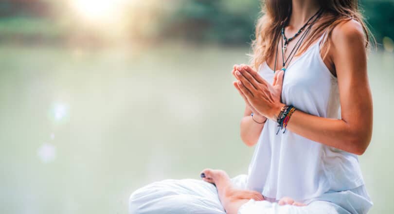 Mulher praticando meditação.