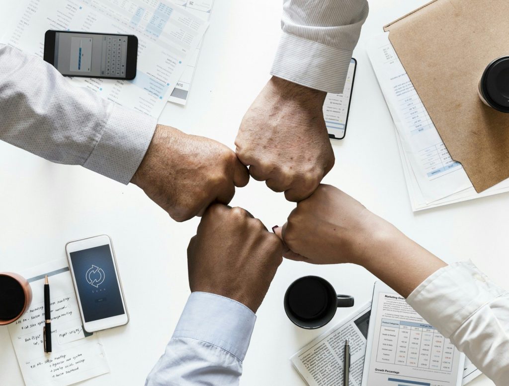 Mãos de colegas de trabalho juntas