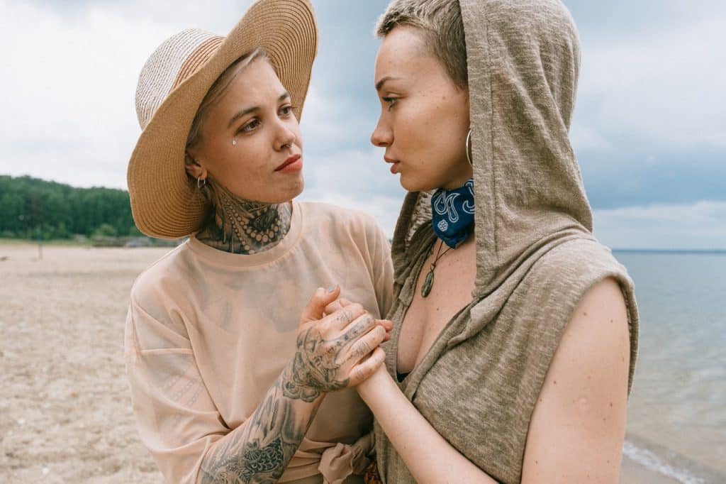 Uma mulher consolando sua amiga