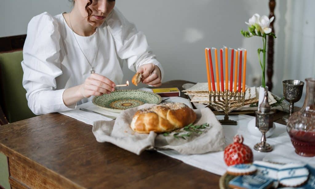 Mulher se serve de alimentos típicos da cultura judaica.