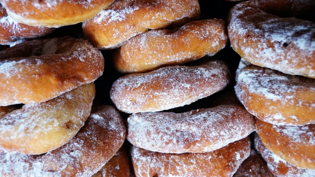 Rosquinhas com açúcar impalpável peneirado.