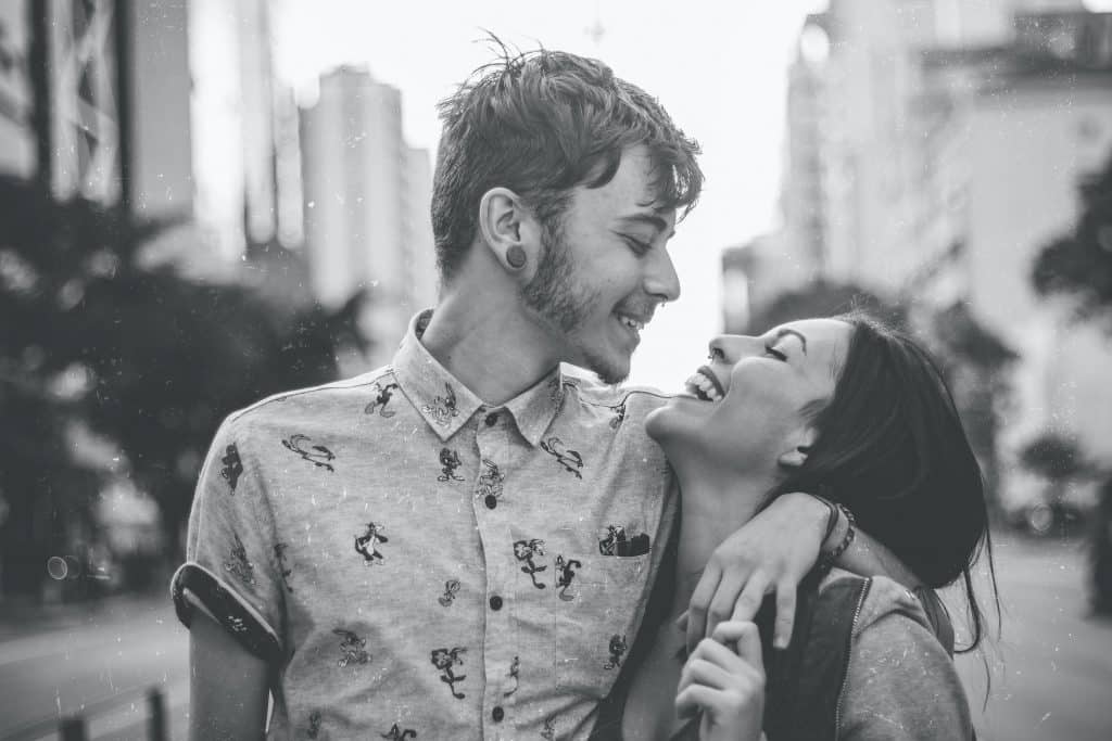 Homem e mulher se olhando e sorrindo