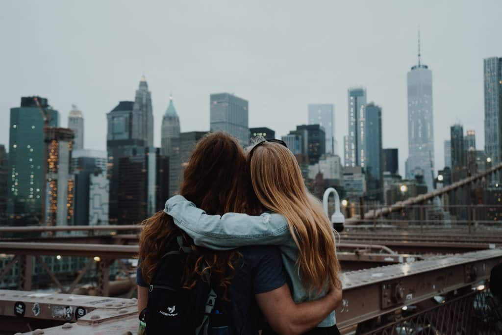 Duas mulheres se abraçando