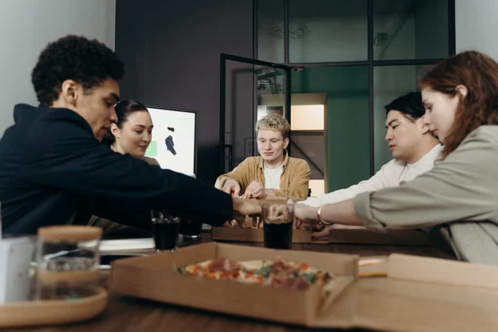 Pessoas reunidas comendo pizza