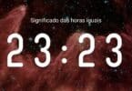 Horas iguais 23:23 em um fundo de galáxia.
