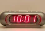 Relógio digital marcando a hora invertida 10:01