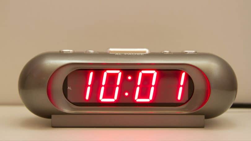 Relógio digital marcando a hora invertida 10:01