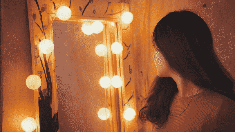 Garota se olhando no espelho