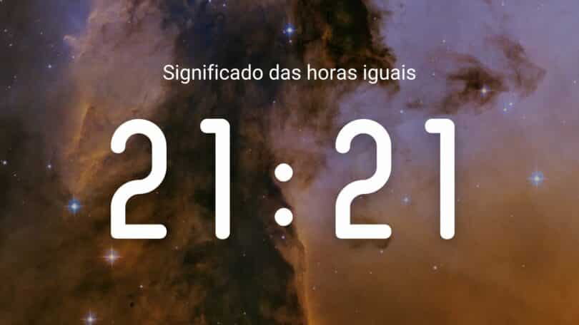 Horas iguais 21:21 em um fundo de galáxia alaranjada.