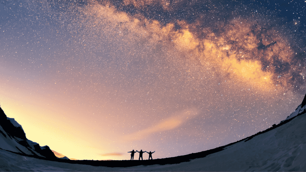 Silhueta de família observando o céu estrelado