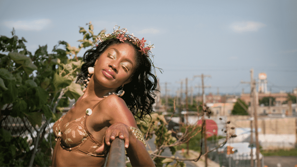 Mulher maquiada com flores posando para foto